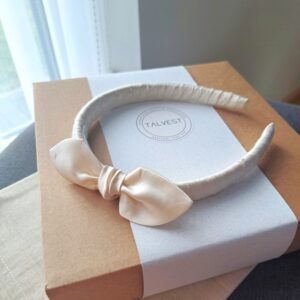 TalvEst siidist käsitöö peavõru lipsuga kreemikasvalge