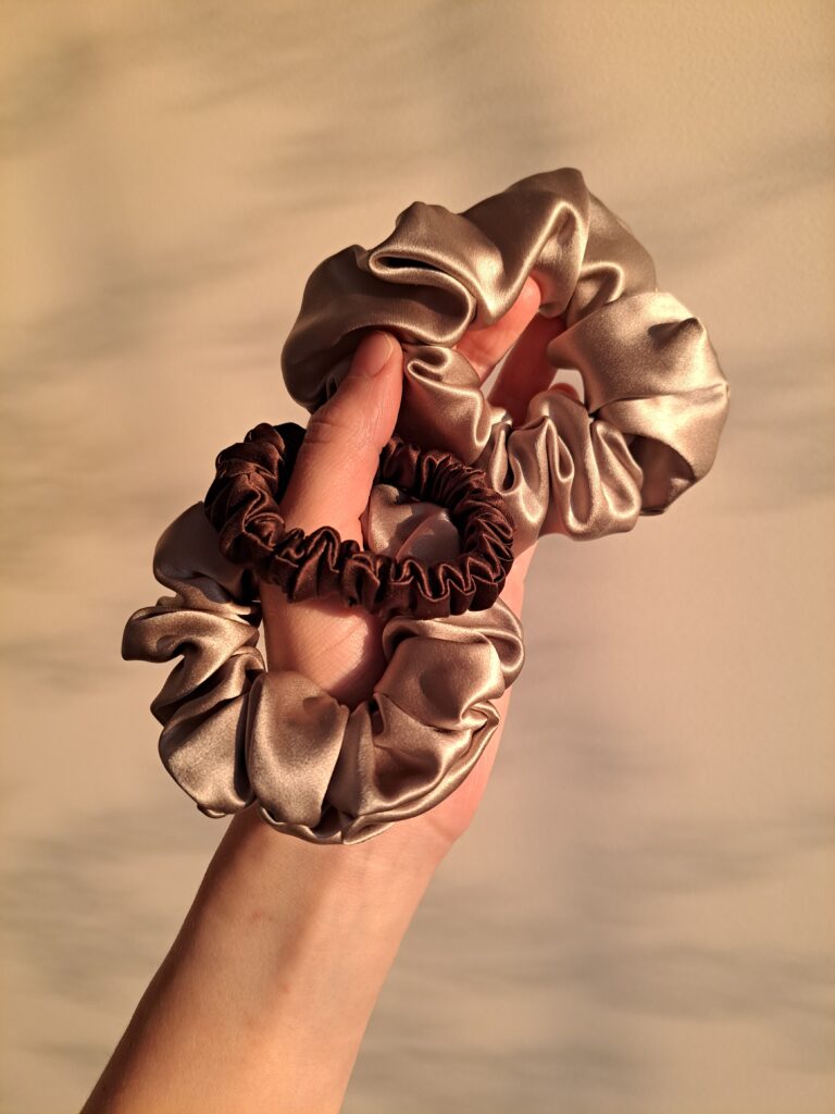 talvest siidist juuksekummid päikesevalguses.jpg