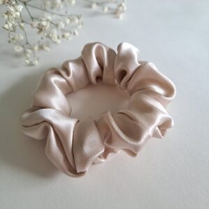 TalvEst siidist juuksekumm (scrunchie/patsikumm) helebeež M