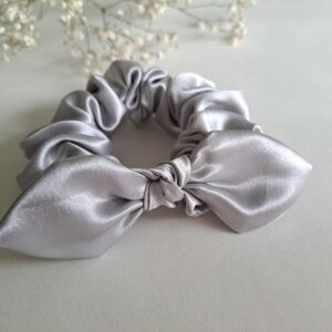 TalvEst siidist juuksekumm (scrunchie/patsikumm) hõbehall M lipsuga