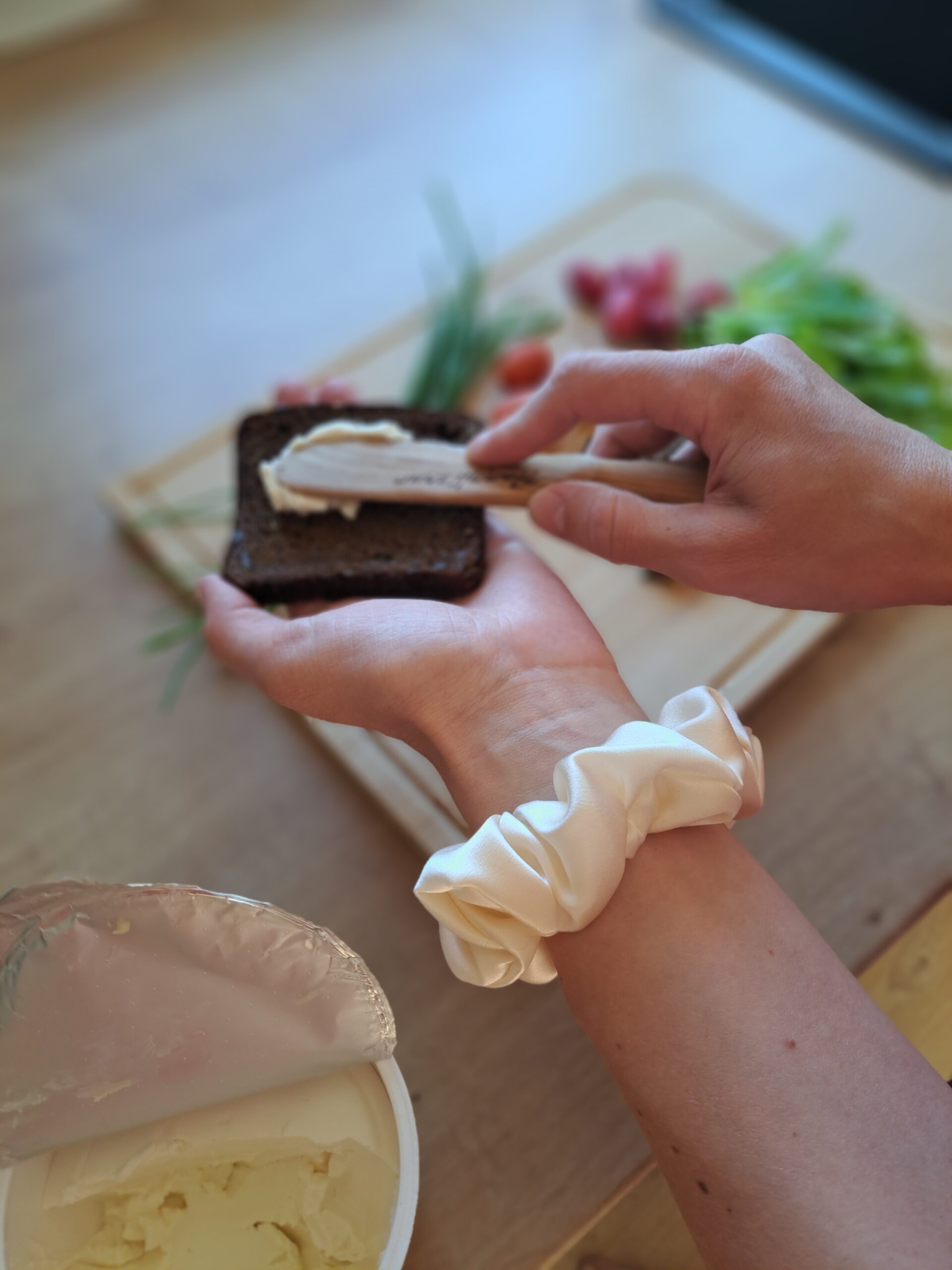 TalvEst siidist juuksekumm kreemikasvalge M söögitegemisel randme ümber