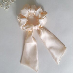 TalvEst siidist juuksekumm (scrunchie/patsikumm) kreemikasvalge M lehviga