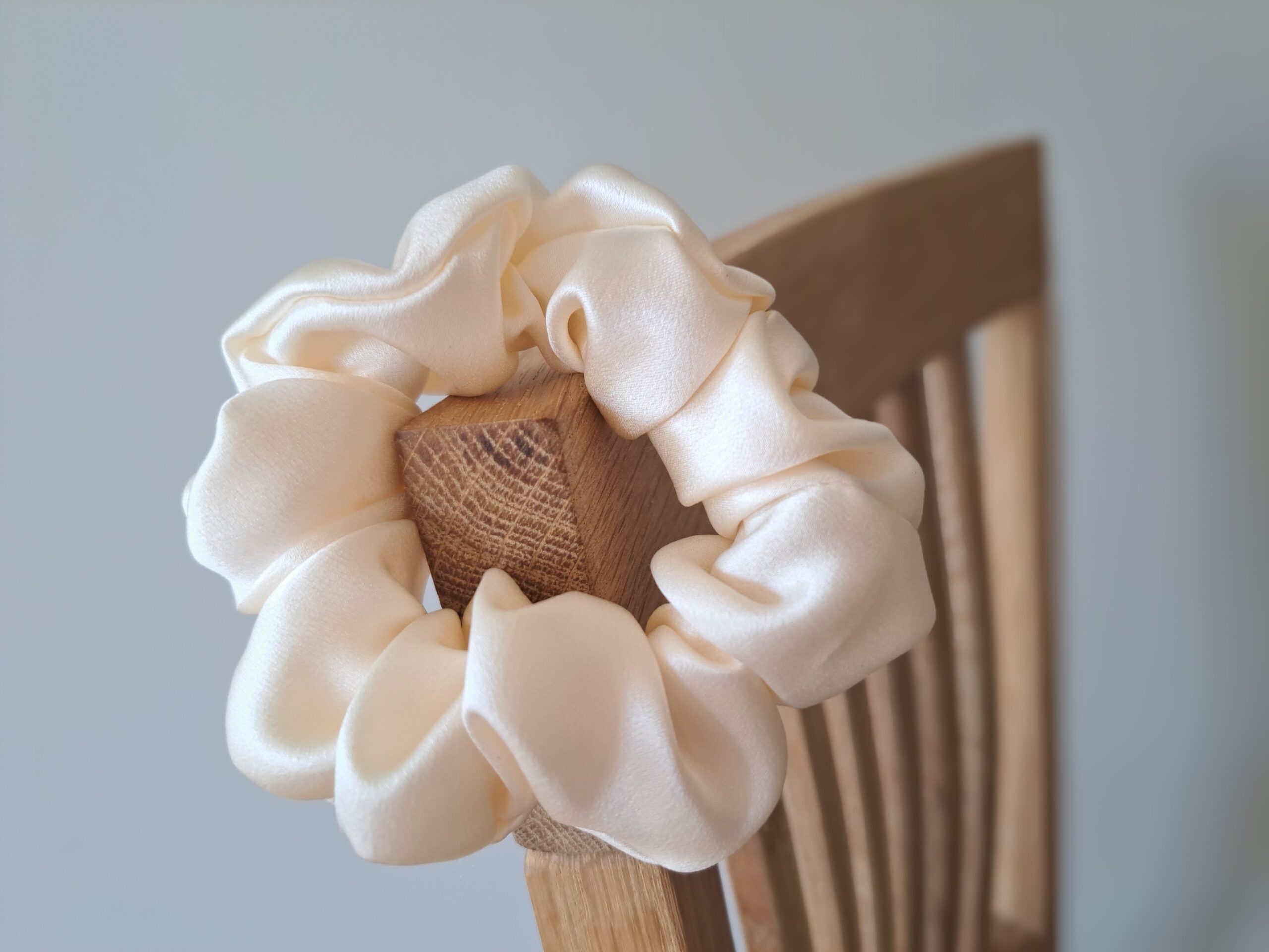 TalvEst siidist juuksekumm kreemikasvalge M toolil