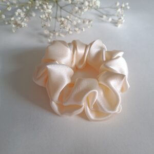 TalvEst siidist juuksekumm (scrunchie/patsikumm) kreemikasvalge M