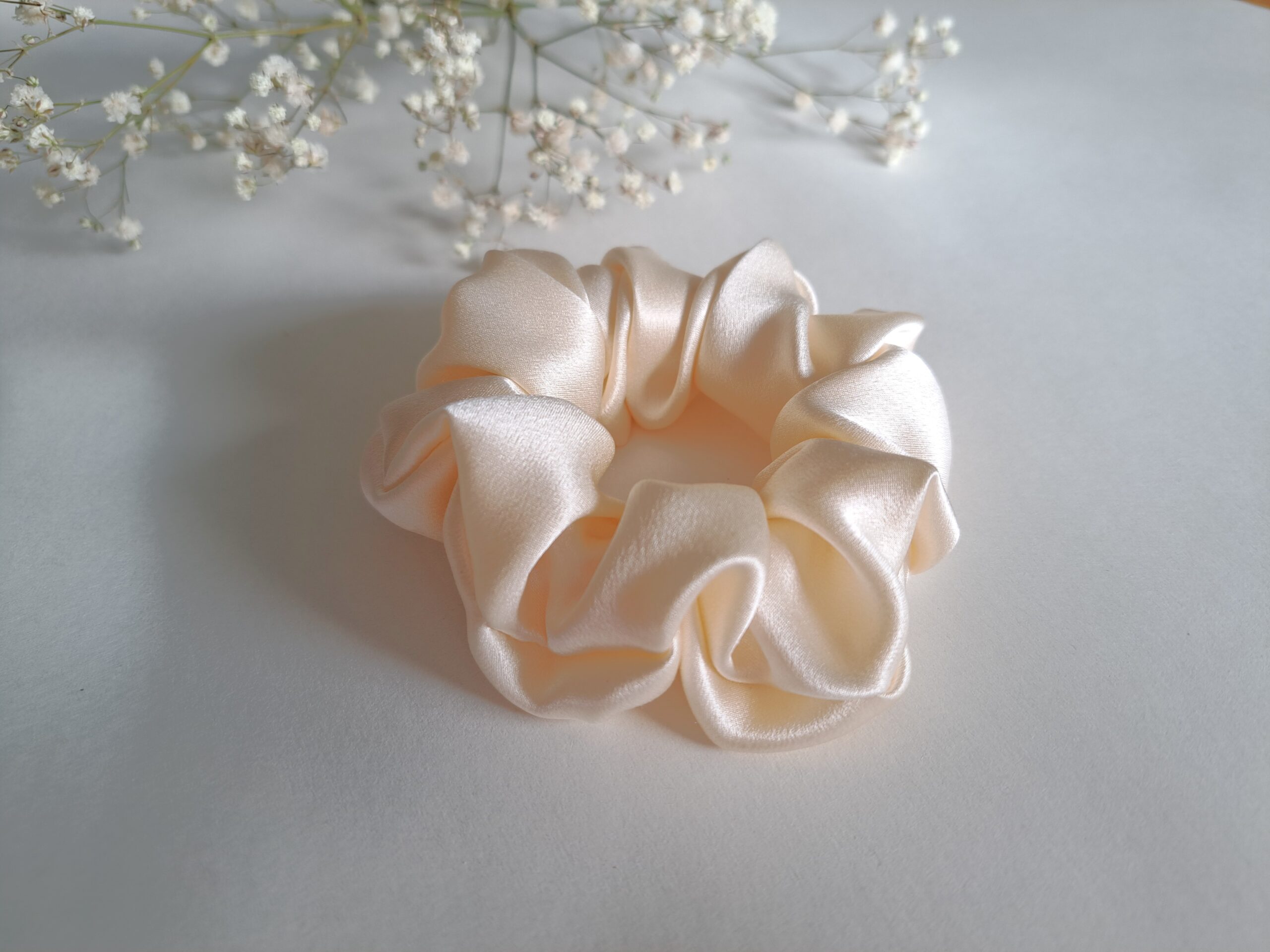 TalvEst siidist juuksekumm (scrunchie/patsikumm) kreemikasvalge M