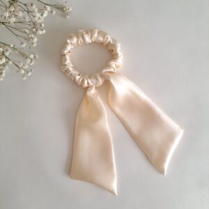 TalvEst siidist juuksekumm (scrunchie/patsikumm) kreemikasvalge S lehviga