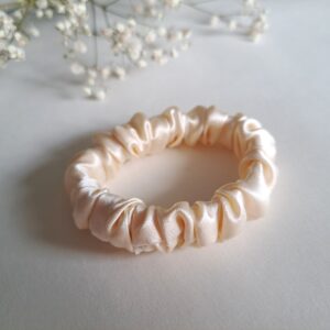 TalvEst siidist juuksekumm (scrunchie/patsikumm) kreemikasvalge S