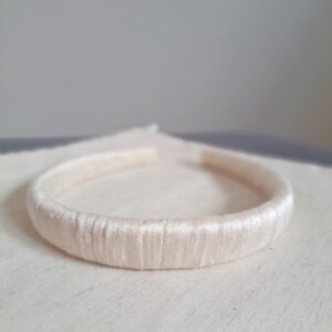 TalvEst käsitöö peavõru - kaetud kreemikasvalge siidiga