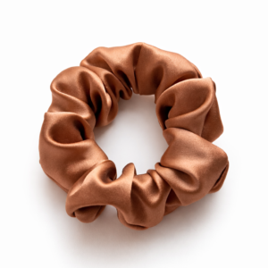 TalvEst käsitööna valminud siidist juuksekumm, karamelli värvi, M-suurus.