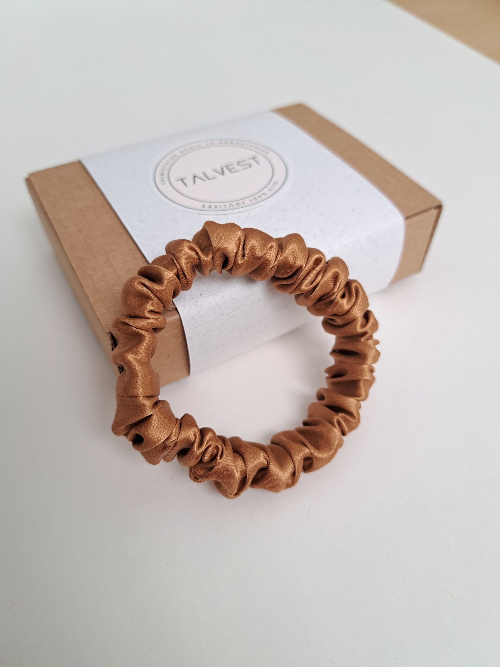 Talvest käsitööna valmistatud siidist juuksekumm, S-suuruses klassikaline scruncie, karamelli värvi.